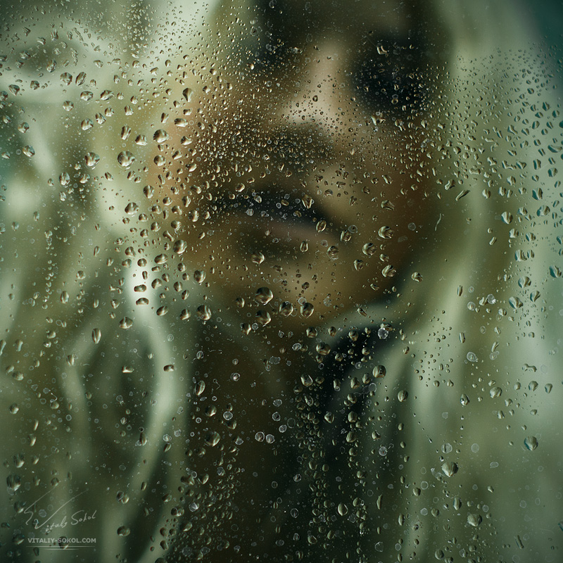 Красивая блондинка снятая через мокрое стекло