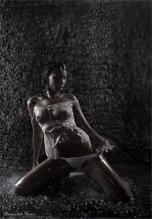 мокрая обнаженная сексуальная девушка под каплями воды