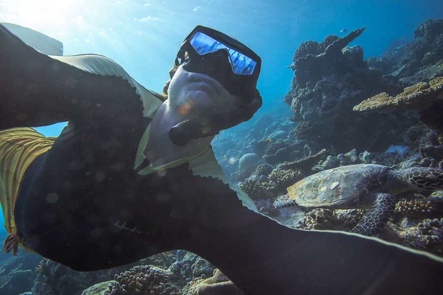 Подводное селфи черепаха и фотограф-ныряльщик