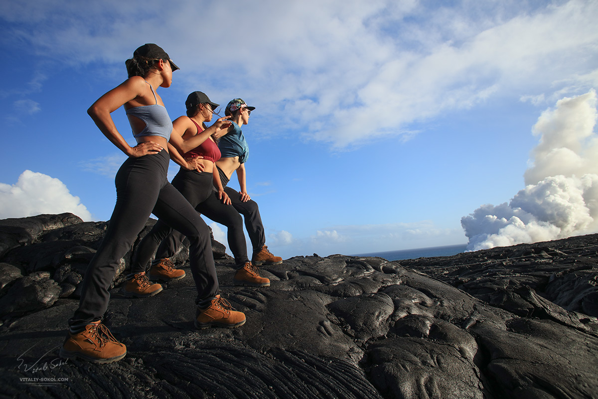 Девушки идут по чёрной вулканической лаве на острове Гавайи